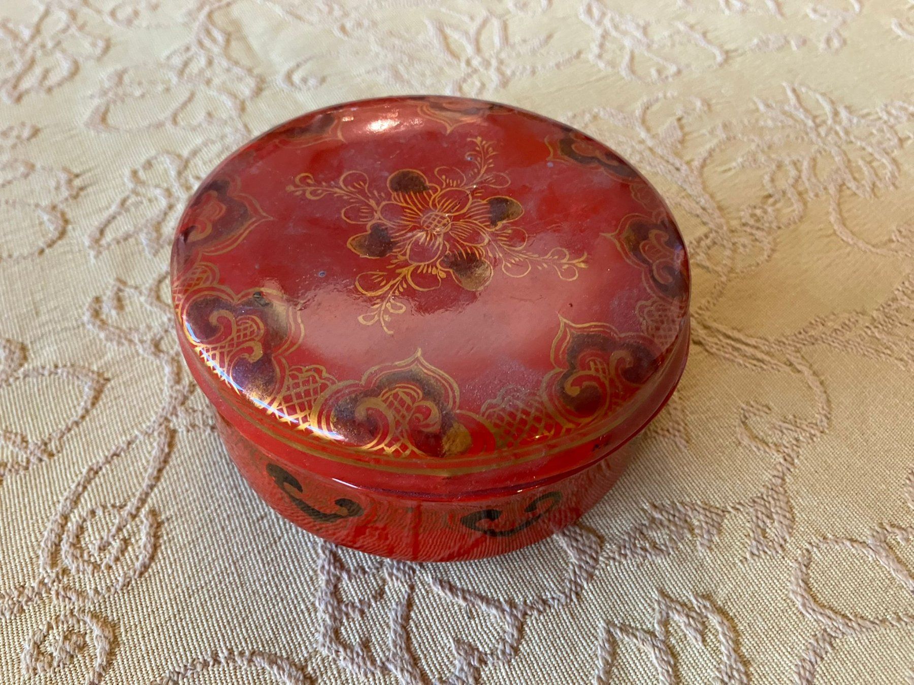 Portagioie: Scatoletta rossa con decori oro – Usato da Melano venduto da H-Sara