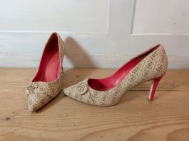 Guess Pumps beige mit Logo-Muster, guter Zustand
