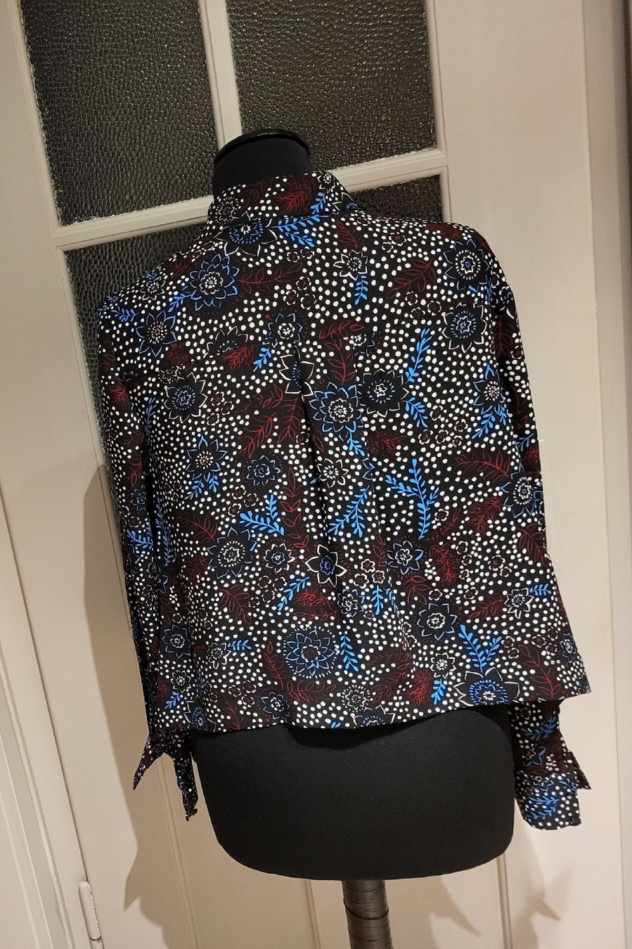 Camicette: Elegante Bluse Gr. XS schwarz gemustert Blumenmuster – Usato da Zürich venduto da Roberto040 2