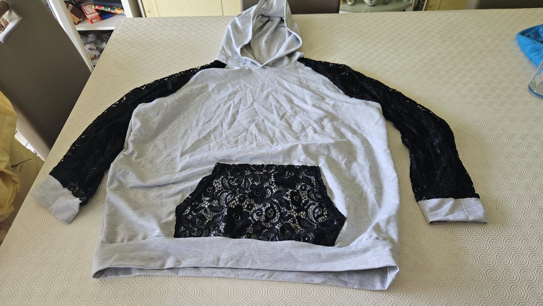 Maglioni & Felpe: Felpa con cappuccio bianconera tg.XL poliestere – Usato da Melano venduto da H-Sara