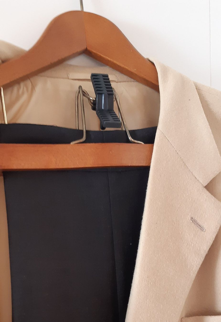 Cintres: Anzugbügel mit Hosenspanner 3 Stück – D'occasion à Uitikon Waldegg par Tibi07 2