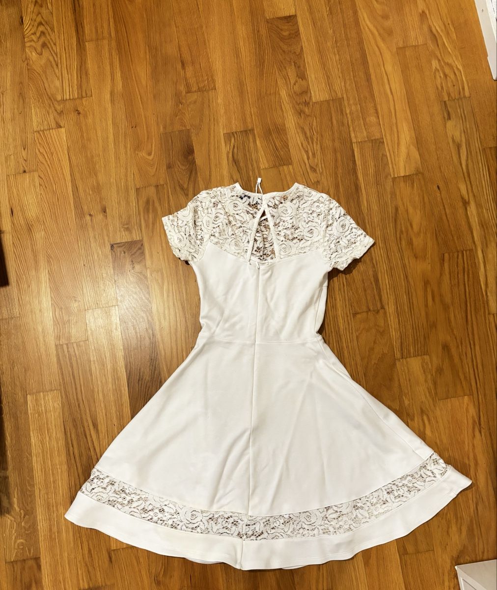 Robes: Robe blanche  – D'occasion à Lausanne par Mbama23 1