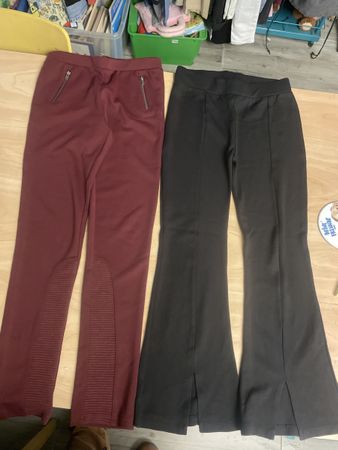 2 Polyester Hosen mit Schlitz, Grösse 146/152- Top!