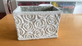 Hübscher Pflanztrog Beton weiss m. Rosenmuster, für Gewürze