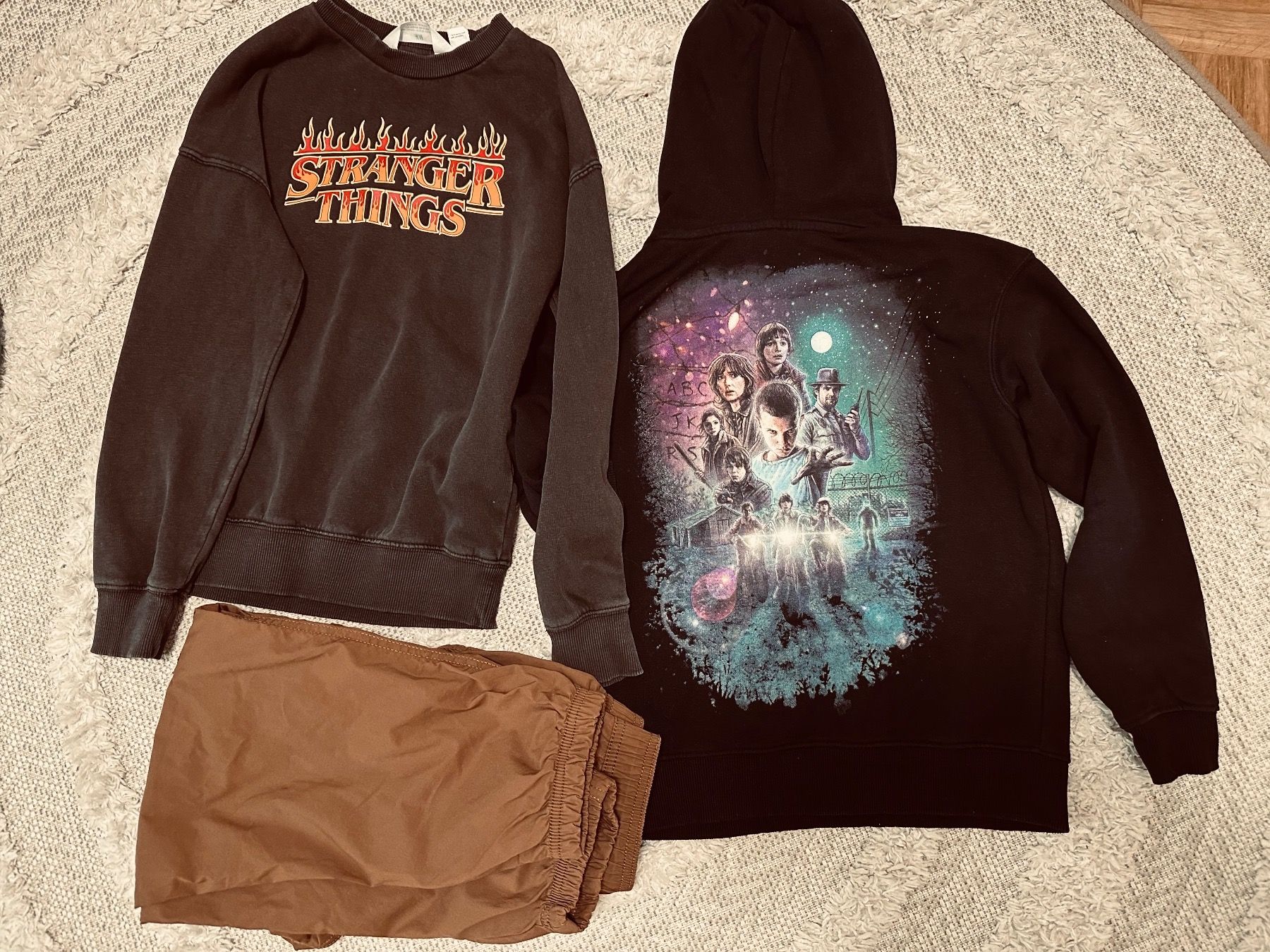 Kleiderpakete & -sets: Hose, Pulli-Stranger Things H&M Kinderkleidung 8-10 J – Gebraucht aus Basel von iulia_haul
