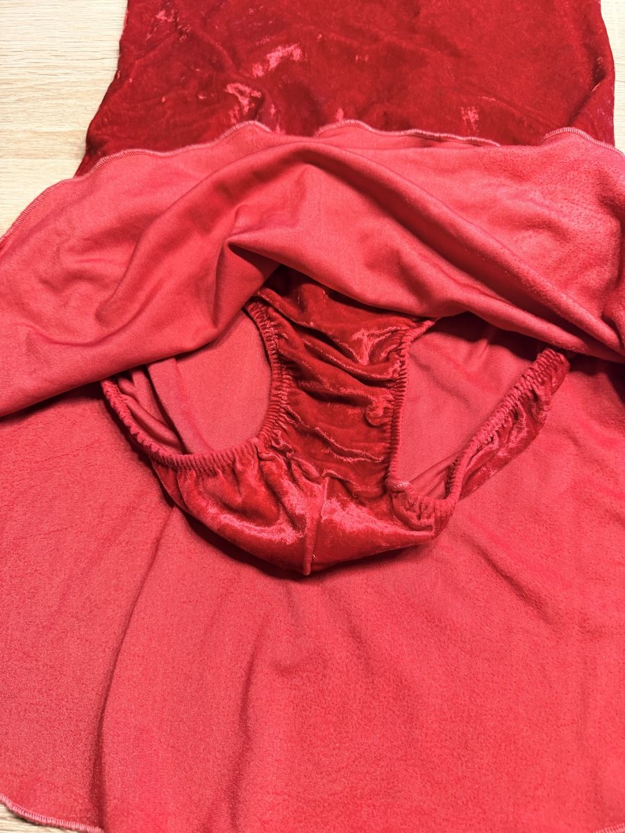 Scarpe, pantaloni & magliette da ginnastica: Samt Kürkleid Rot, Grösse 152! – Usato da Trimbach venduto da Schwaenchen 1