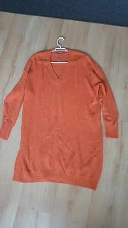 Langes orangefarbenes Pullover-Kleid, ungetragen.