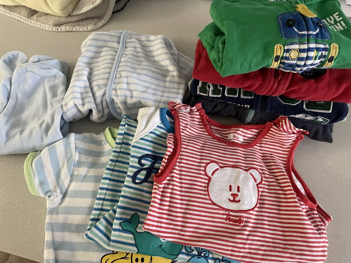 Lotti & Set di vestiti: Vestiti neonato taglia 68 – Usato da Gordola venduto da ven_hk7f 1