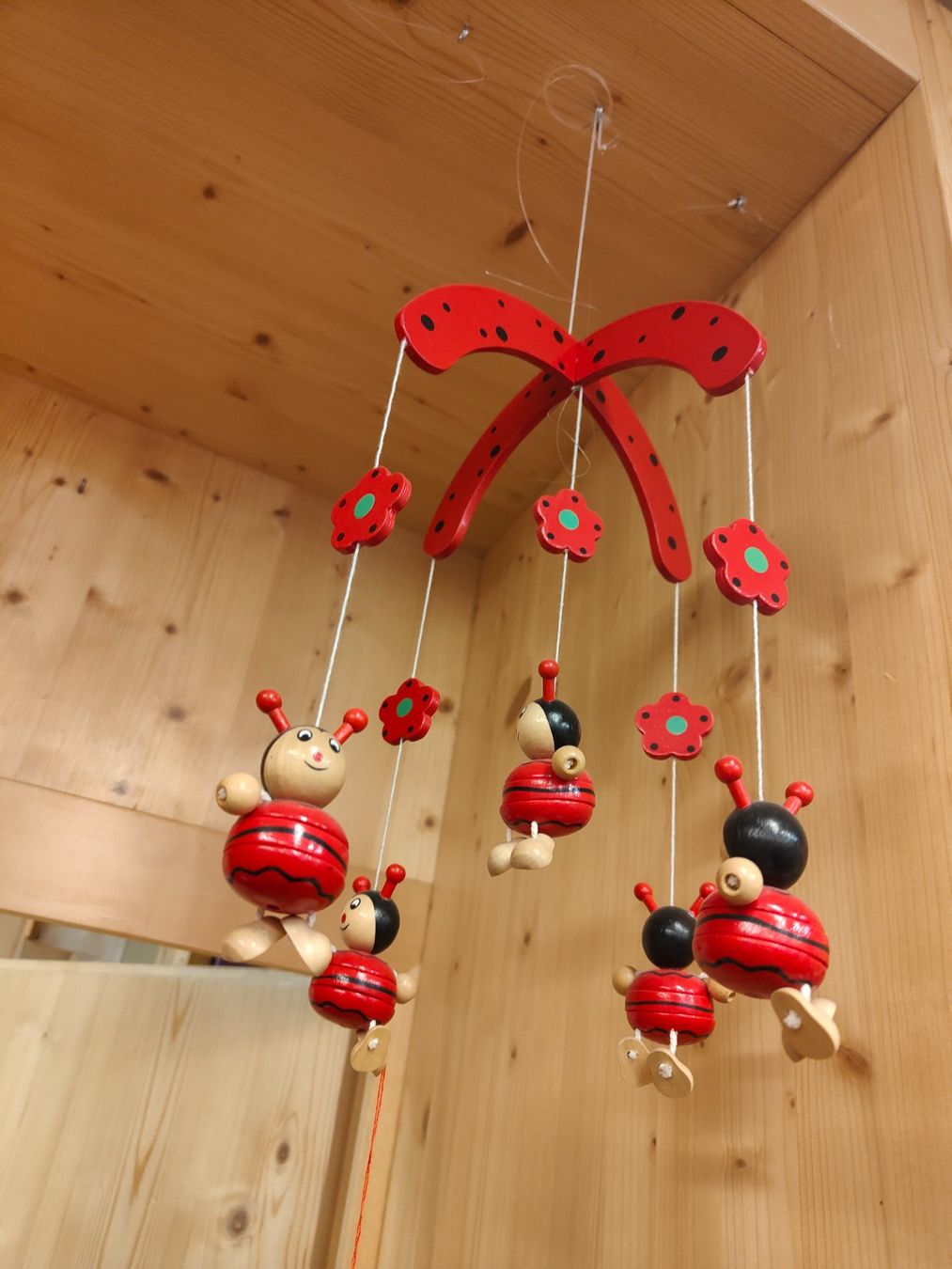 Giocattoli: Mobile mit Marienkäfer und Blümchen in Holz – Nuovo (secondo la descrizione) da Davos Platz venduto da wauwauin 1