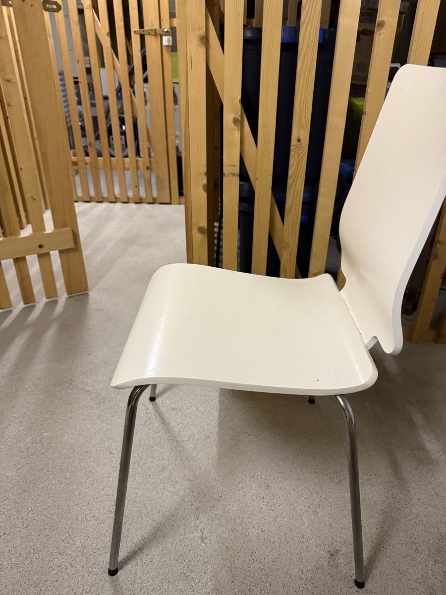 Sedie: Stylish White Chair - Minimalist Design, Solid Build – Usato da Hedingen venduto da pmf_d6x5 1