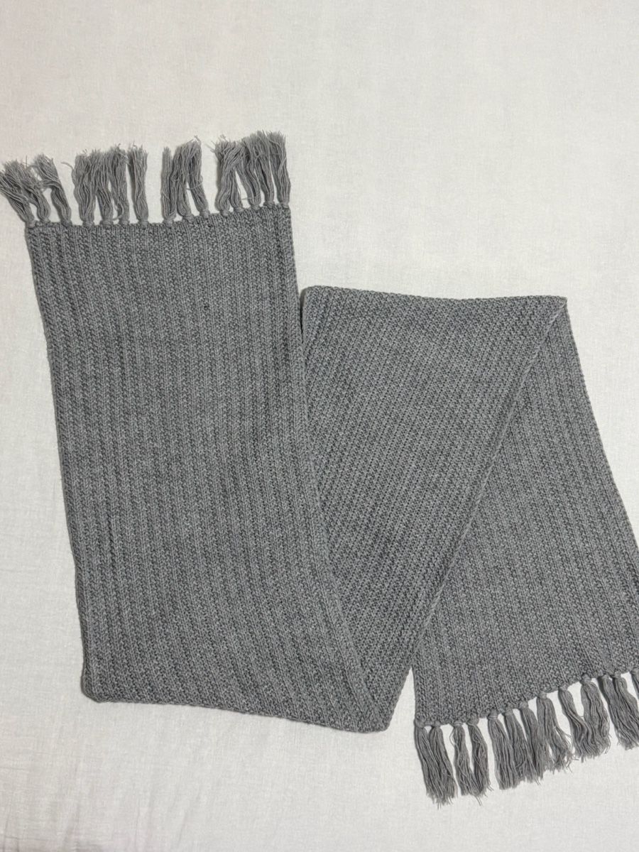 Foulard & Sciarpe: Cozy Grey Knit Scarf with Fringe – Nuovo (secondo la descrizione) da Adliswil venduto da rafabru_ipo