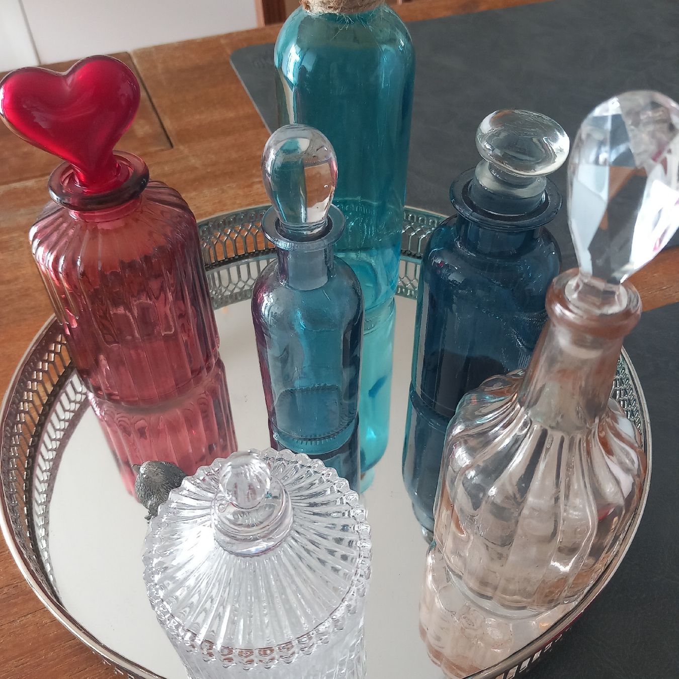 Flacons: Sechs Glas Flacons mit Spiegelplateau – Gebraucht aus Aegerten von gismolini 3