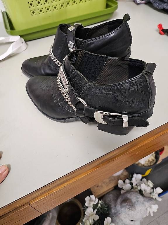 Damenschuhe: Exklusive Schuhe – Gebraucht aus Steinen von ruthmariaschelbert