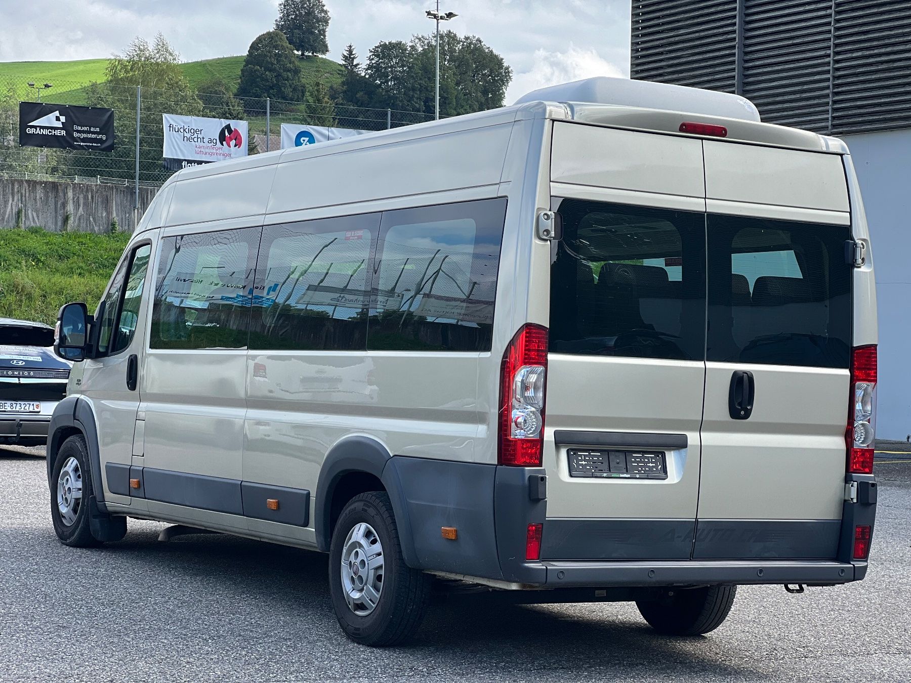 Fiat Camping Fahrzeuge: Fiat Ducato 17 Plätzler – Gebraucht aus Freimettigen von EIMAAG-AG 1