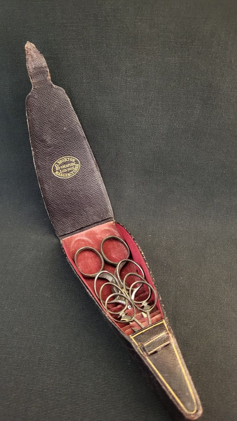 Tous les outils: Etui LONDON mit Scheren – D'occasion à Basel par spinne02