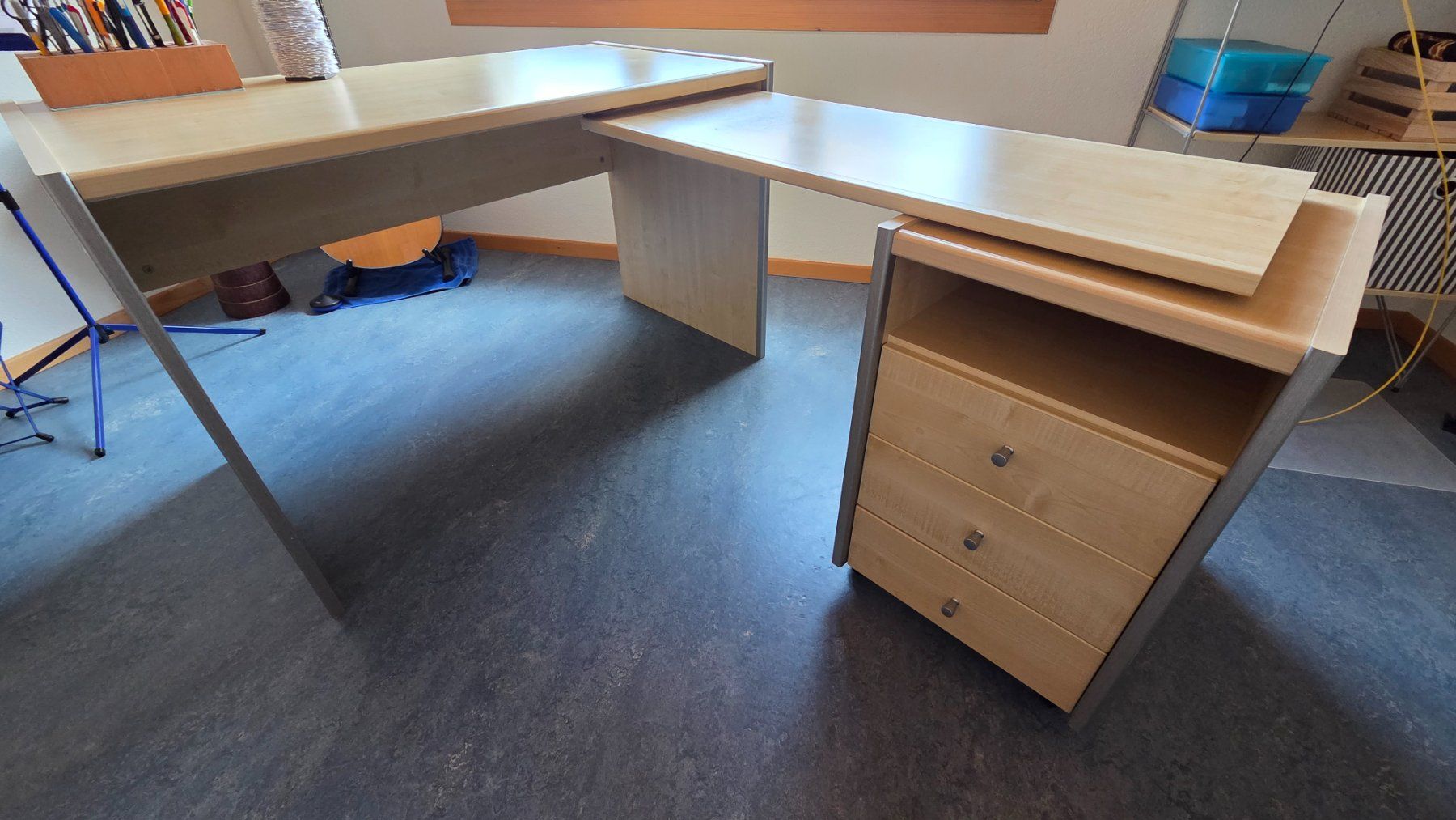 Scrivanie: Bürotisch variabel, Schubladenkorpus auf Rollen – Usato da Wiesendangen venduto da Wirellek