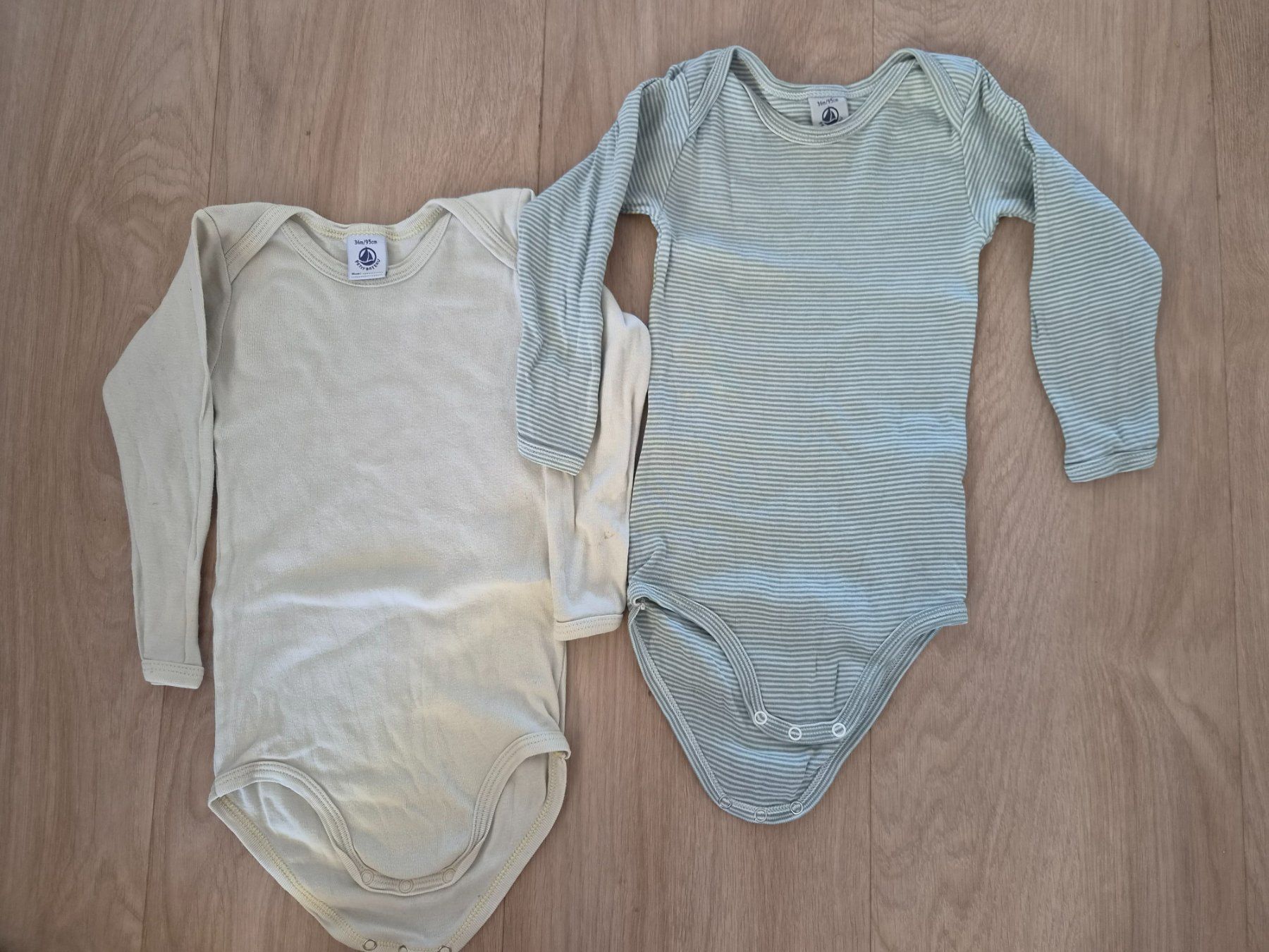 Petit Bateau Kleiderpakete & -sets: 2 Petit Bateau Bodys Gr. 95 – Gebraucht aus Luzern von ann_9hlh