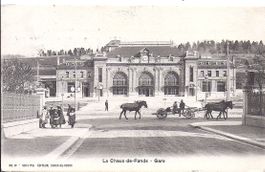 CHAUX - de - FONDS, attelage passant devant la gare