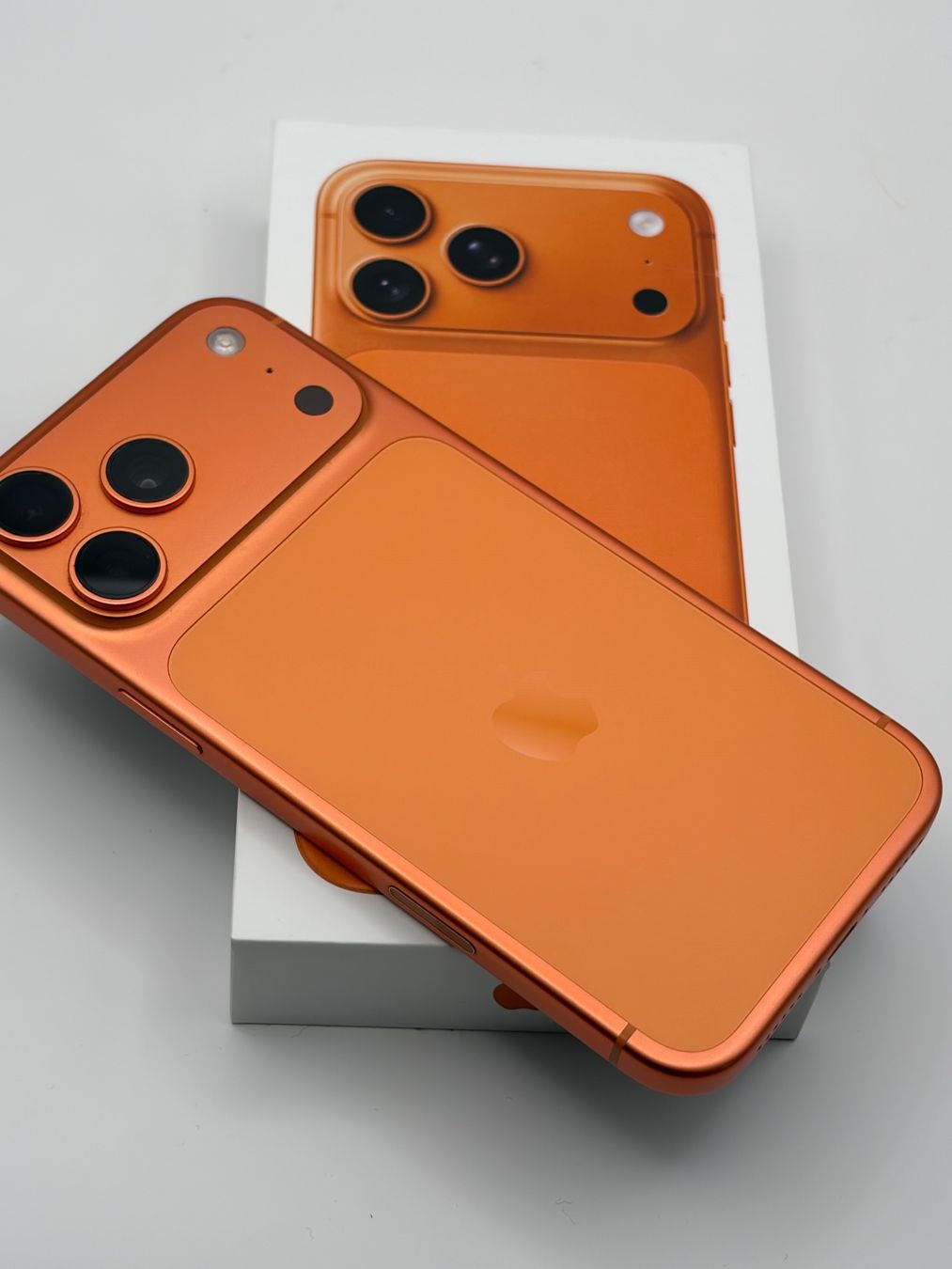 Apple Telefoni cellulari / Smartphones: iPhone 17 Pro Max in Cosmic Orange – Usato da Lenzburg venduto da Pfuusbaer