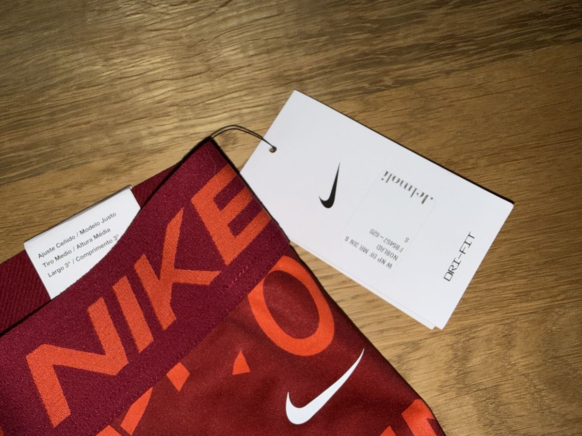 Nike Pantaloni: Nike Pro Shorts Rot mit Print Groesse S Neu – Nuovo e nell'imballaggio originale da Neuhausen venduto da ddelucia87 1