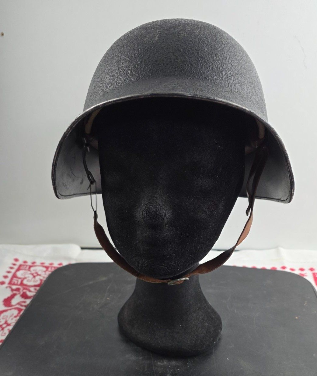 Schweizer Armee Uniformi & Effetti personali: Stahlhelm Modell 1918/43 der Schweizer Armee – Usato da Flums venduto da Flumsantik