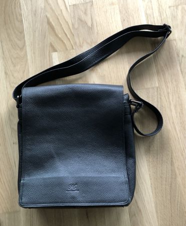 Leder-Umhängetasche schwarz, Pat Calvin