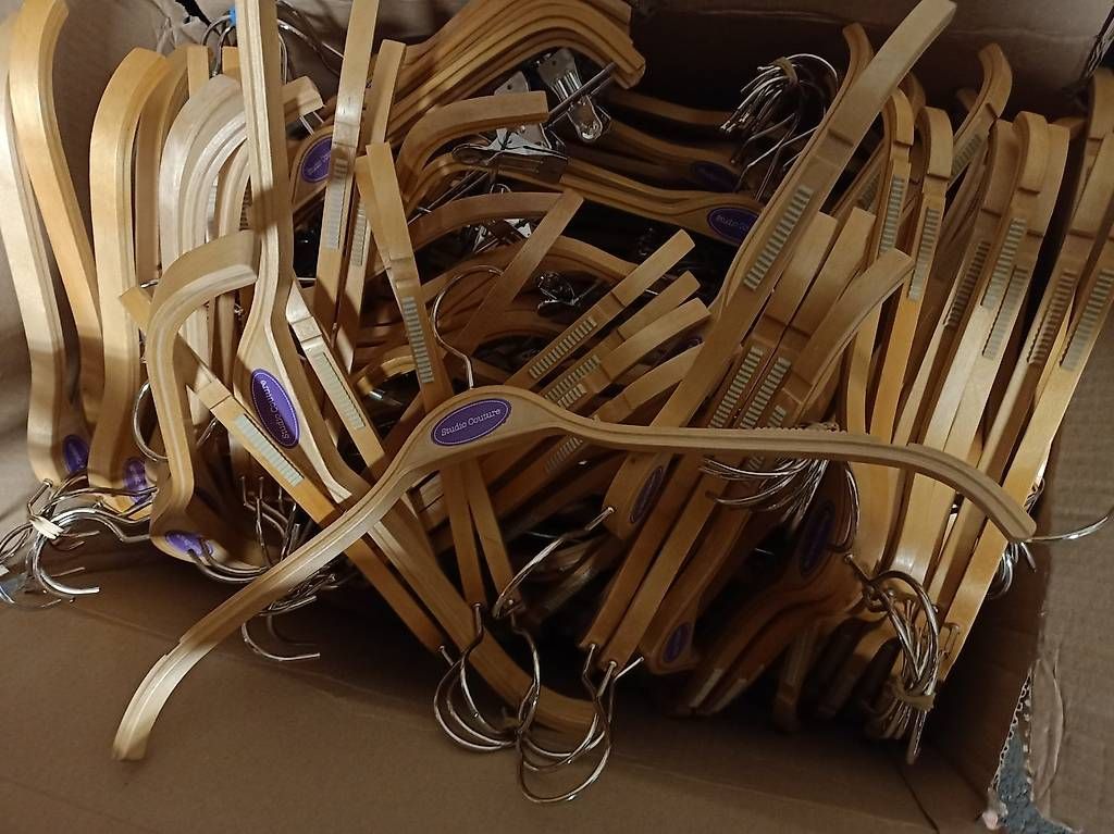 Appendiabiti: Lot de cintres en bois – Nuovo e nell'imballaggio originale da Sierre venduto da off_hy22