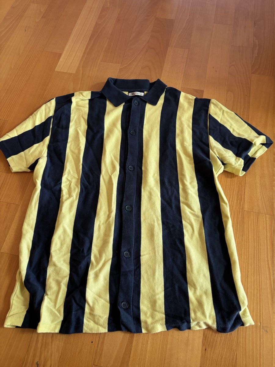 Magliette Polo: Yellow and Black Polo Shirt – Usato da Chexbres venduto da doe_xns6