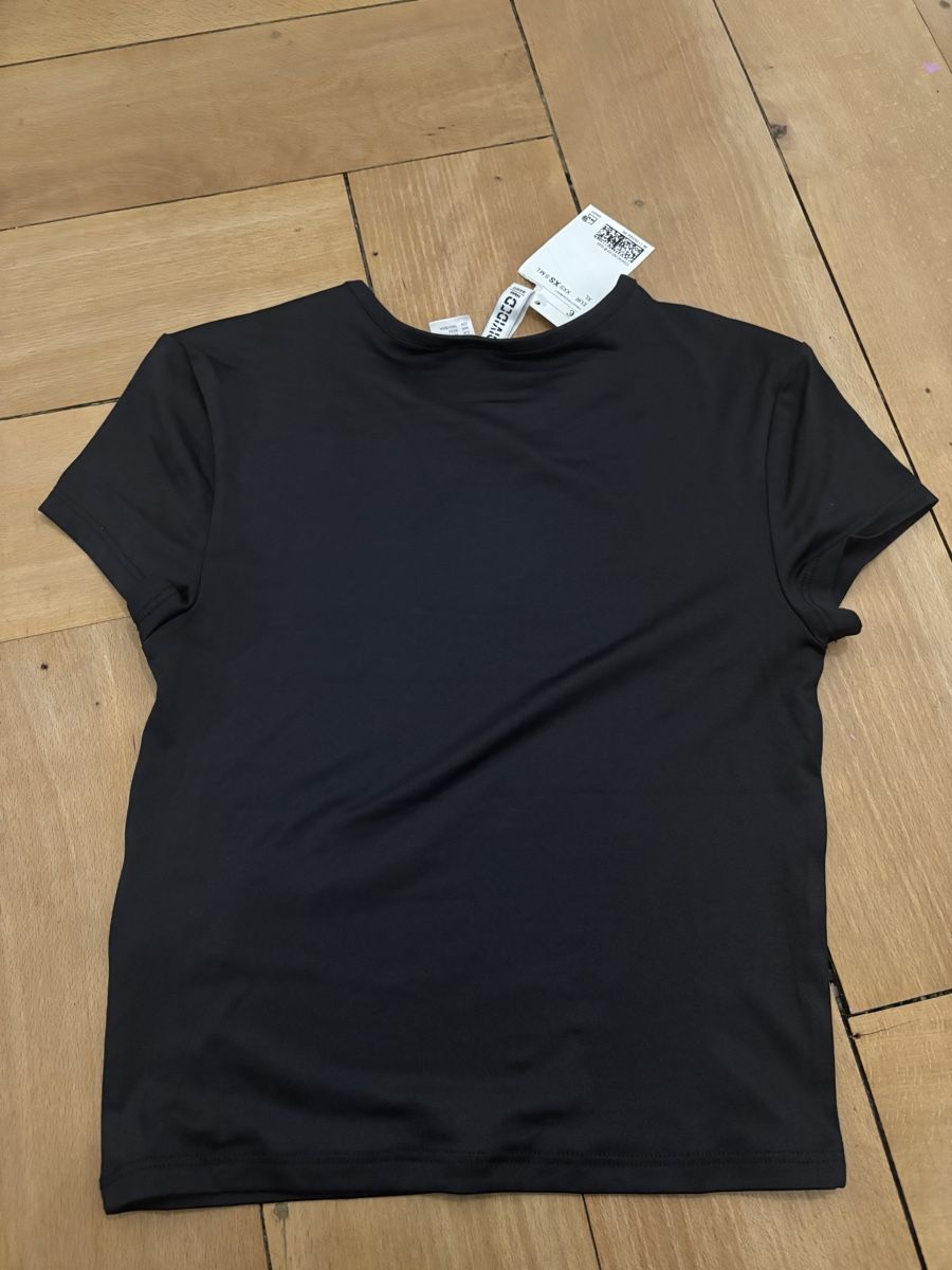 H&M Top: brand new basic black top with tag still on – Usato da Urdorf venduto da rob_c5wf 1