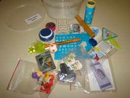 Box mit vielen kleinen Spielen für zu Hause oder unterwegs