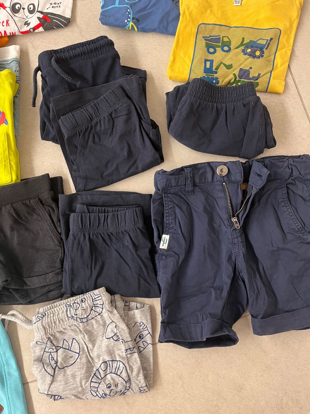 Lotti & Set di vestiti: Kleiderpaket Junge Grösse 98 – Usato da Giubiasco venduto da martellino78 2