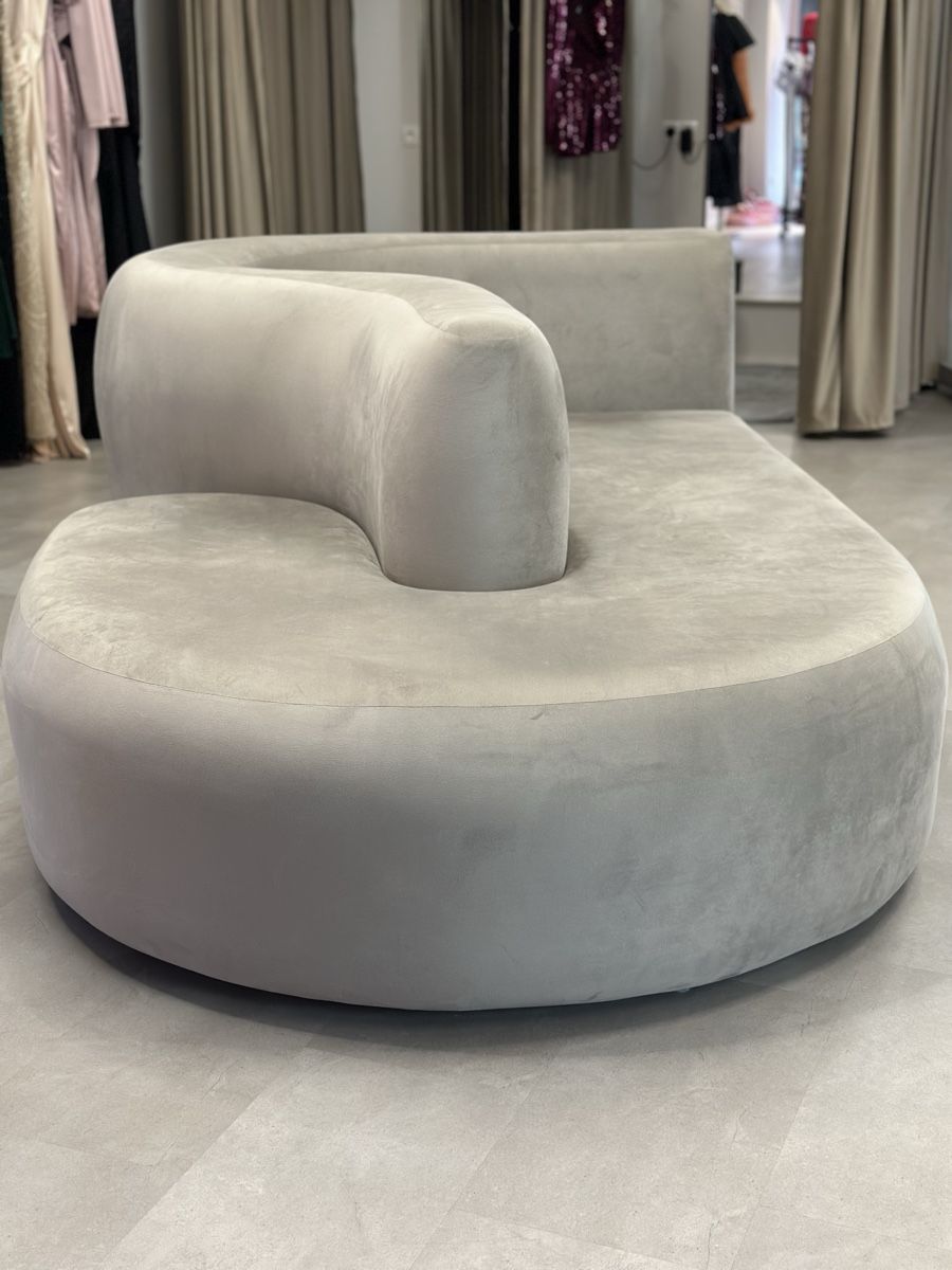 Divani: Einzigartiges Designer-Sofa aus Samt – hellgrau – Usato da Mörschwil venduto da i.schaepper 1