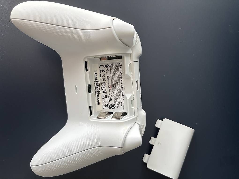 Microsoft Manettes: XBOX Wireless Controller – D'occasion à Reinach BL par sim_cg2g 2