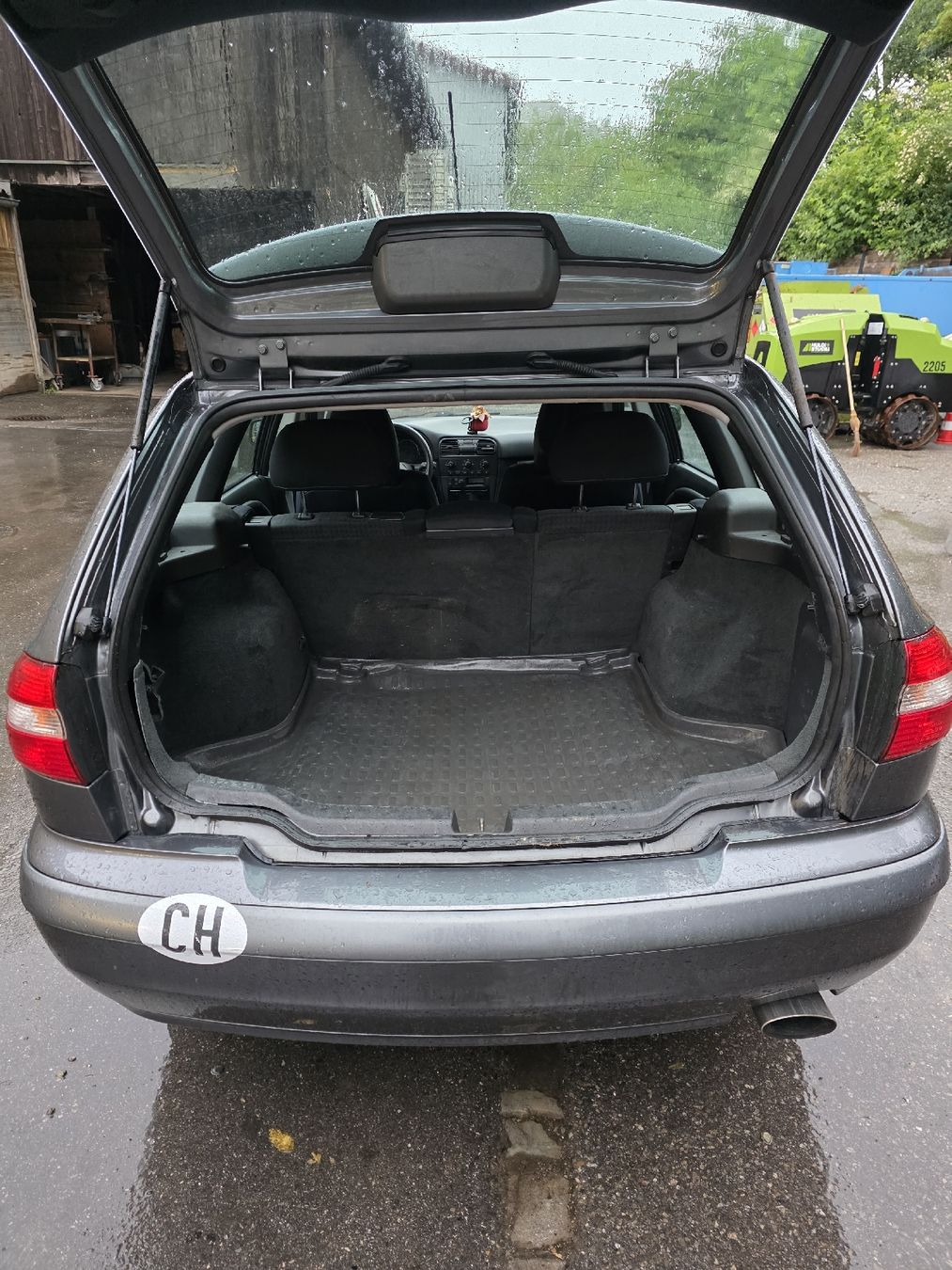 Volvo Automobili: Volvo V40 Kombi dunkelgrau – Difettoso da Frauenkappelen venduto da Fabian.romang 7