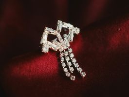 Gablonzer Strassbrosche mit geometrischem Motiv