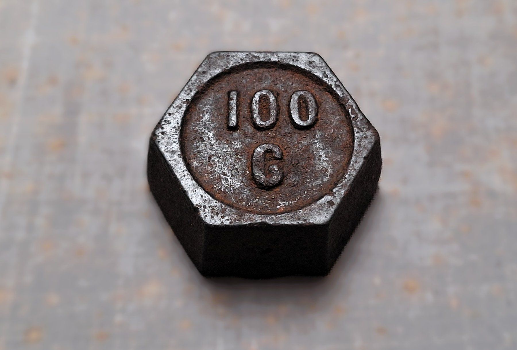 Bilance e pesi: Gewichtsstein 100 Gramm, antik, ab 1.- – Usato da Winterthur venduto da chvch