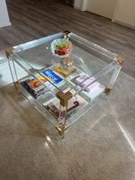 Couchtisch Acrylglas mit Goldakzenten quadratisch
