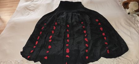 ISCHIKO Rock, Grösse S-L Schwarz mit roten Akzenten ❤️!