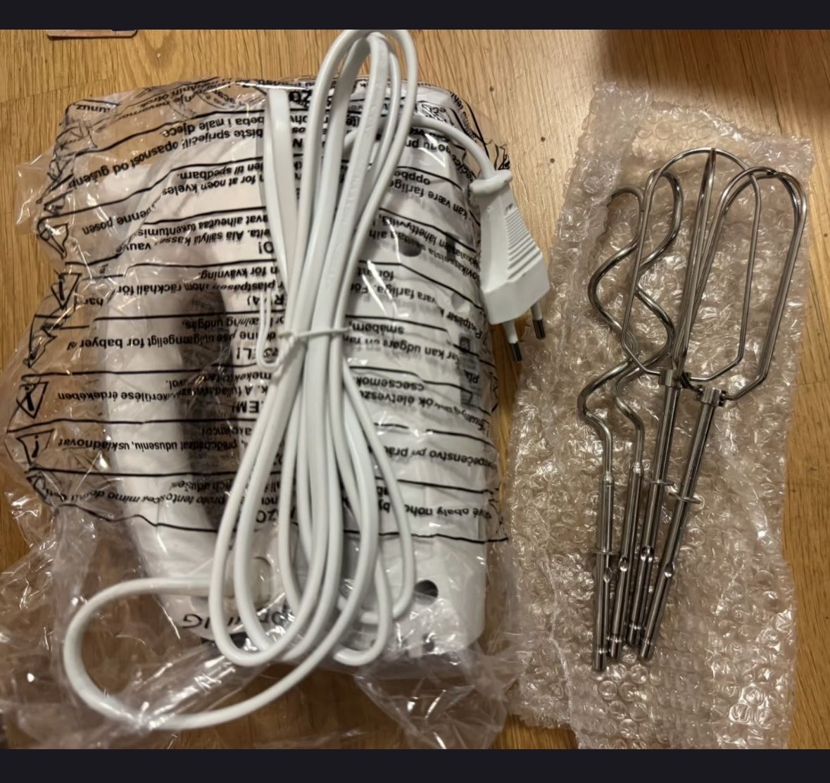 Elettrodomestici da cucina: Hand Mixer, White, with Accessories, 4 Beaters. – Usato da Bern venduto da CH_secondhand