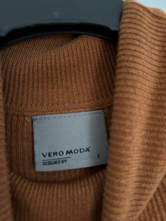 Top: Turtleneck Top – Usato da Basel venduto da rebecca_b 1