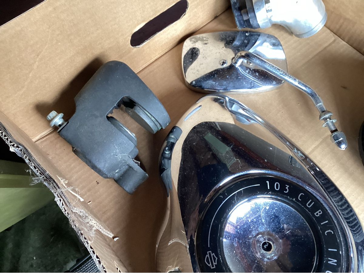 Harley-Davidson Tutti i ricambio per moto: 1 Karton gebrauchter Harley teille – Usato da Flims Dorf venduto da Actrosmb 3