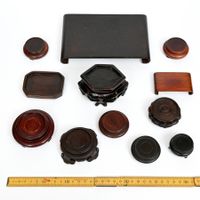 Konvolut von 12 chinesischen Holz Ständen od. Podest No. 2.1