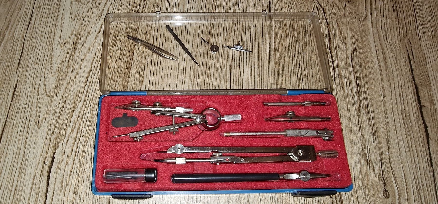 Compassi: Boîte à Compas complète 7 pièces + diverses pièces – Usato da Genève venduto da Petit-Ange 2