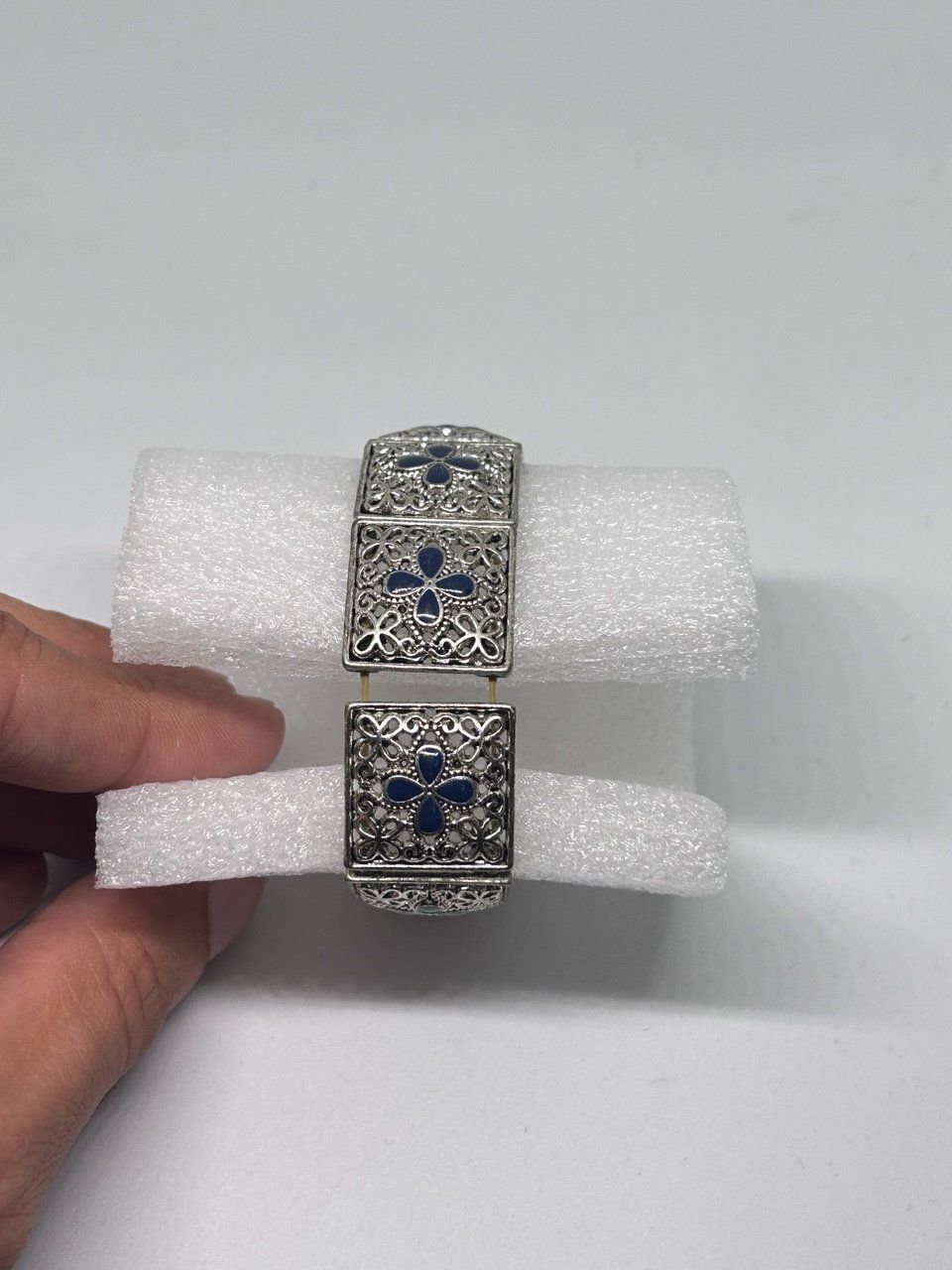 Bracciali & Braccialetti: Bracciale elastico di bigiotteria a placche argentate – Usato da Giubiasco venduto da LorisVale 1