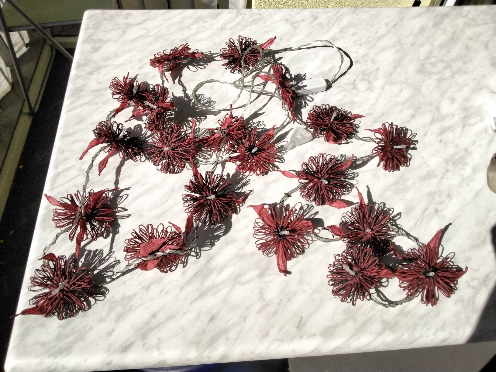 Ghirlande e barre luminose: LICHTERKETTE BLUMEN ROT SCHWARZ – Nuovo (secondo la descrizione) da Biel/Bienne venduto da dasi3 1