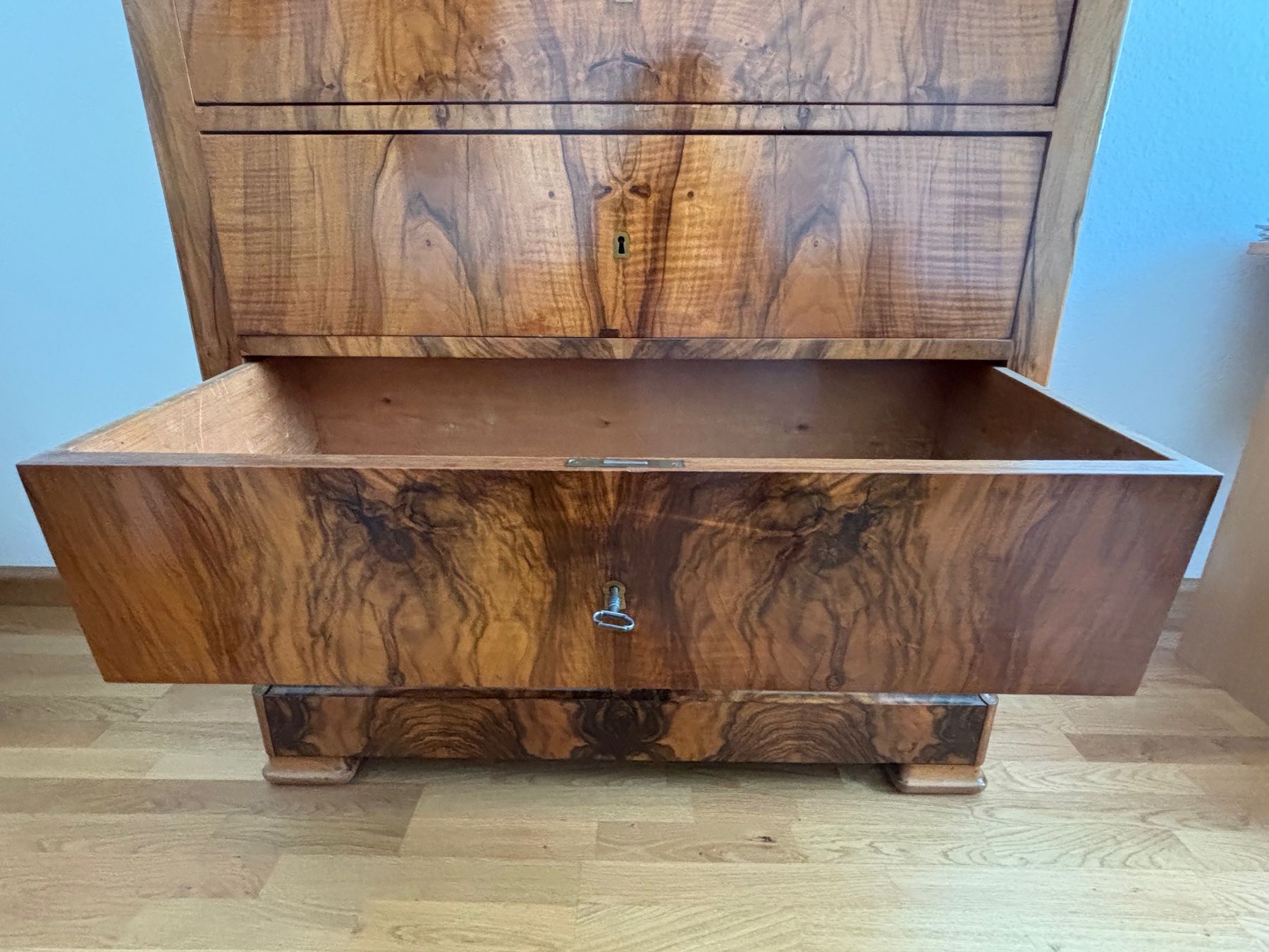 Articoli in legno: Antike Nussbaum Kommode mit Schubladen, schönes Muster,... – Usato da Oberwil BL venduto da severina010 4
