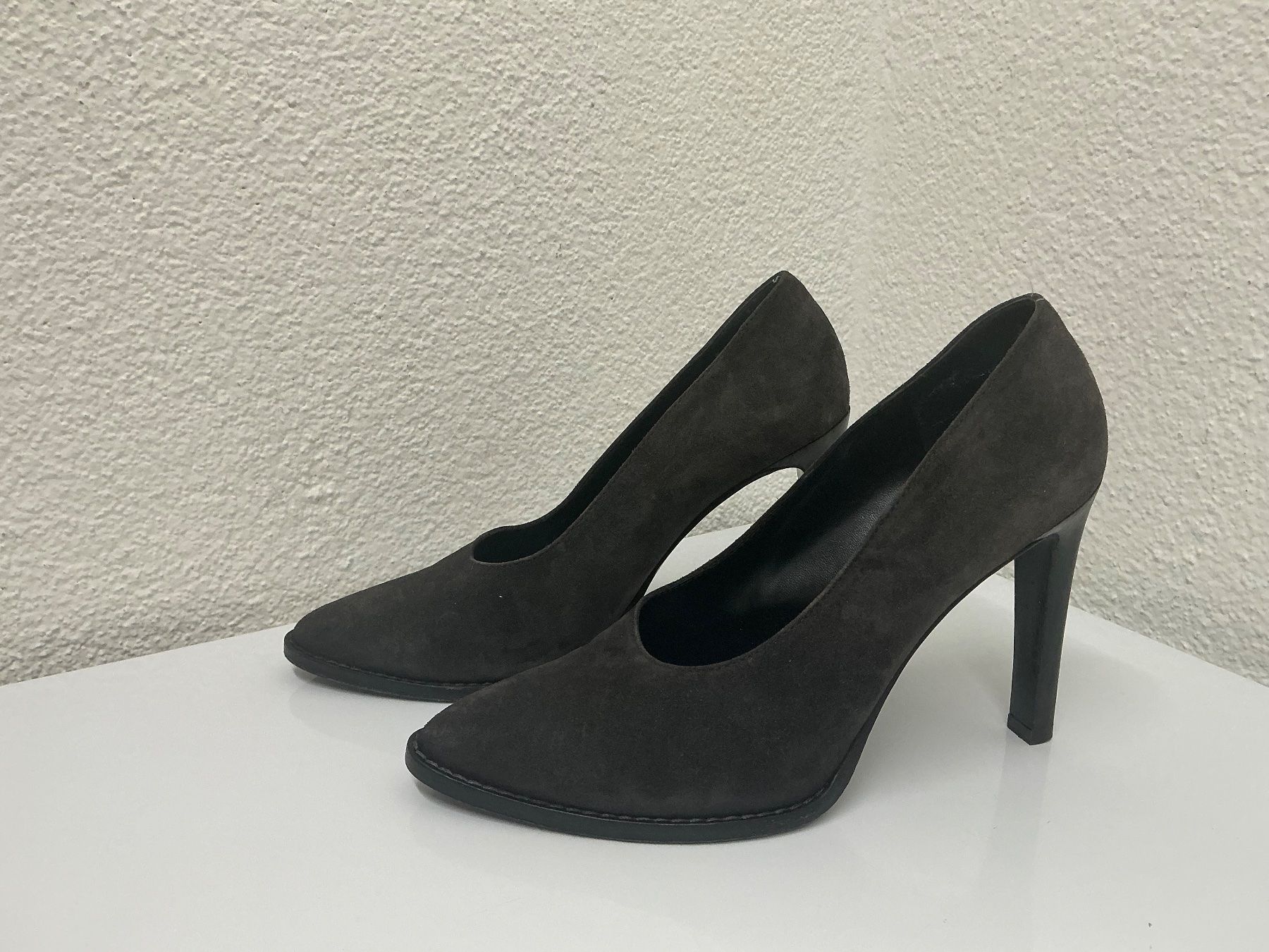 Max Mara Chaussures femmes: Max Mara elegante Wildleder Pumps Gr.39.5 – D'occasion à Siebnen par mac_8tmv 1