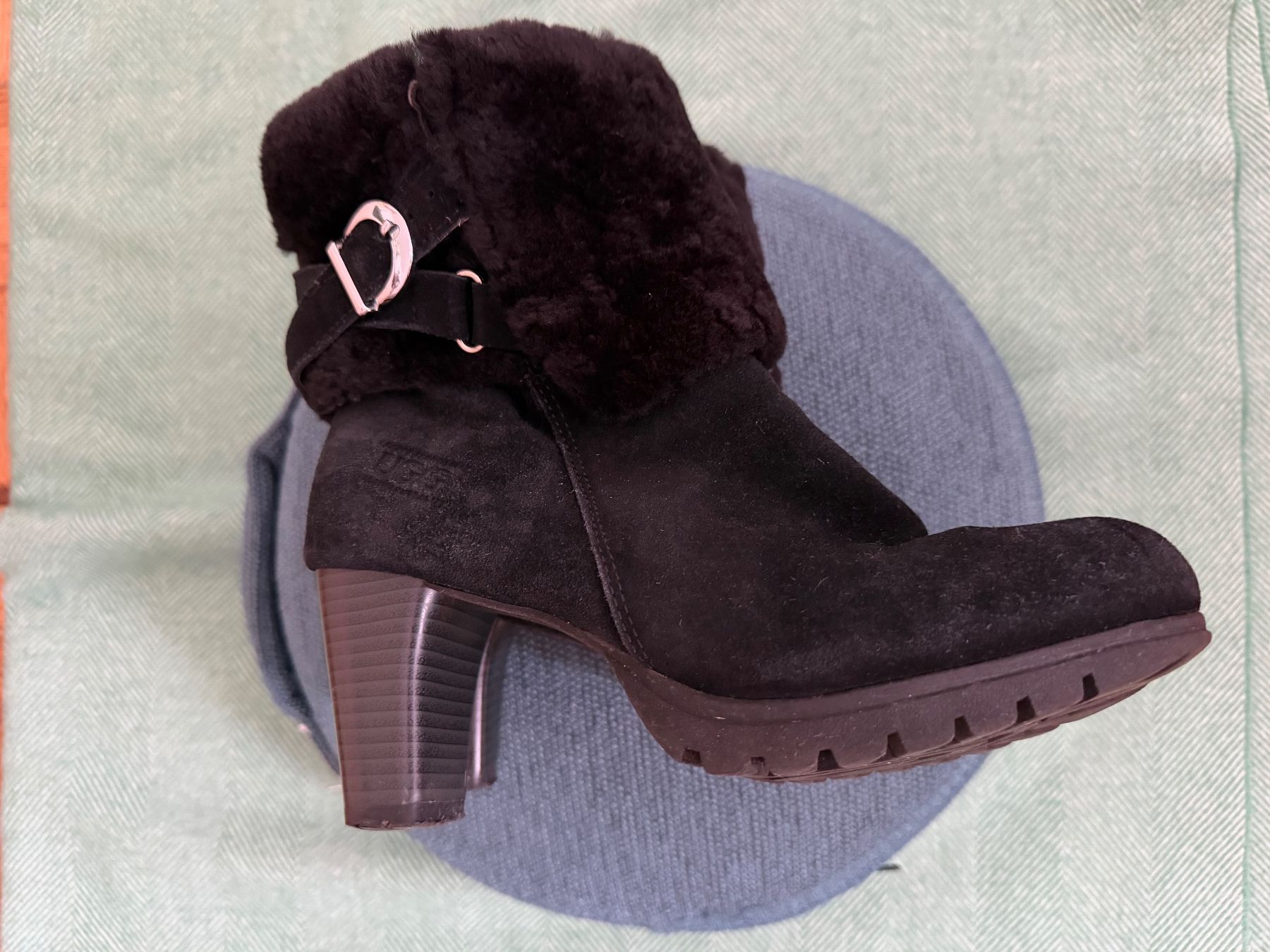 Ugg Damenschuhe: Stiefeletten UGG Lammfell – Gebraucht aus Küsnacht ZH von sabinamari