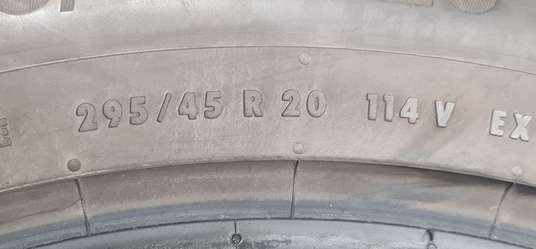 Continental Pneumatici & Ruote complete: Zwei Winterreifen 295/45R20 – Usato da Uetendorf venduto da ATA-Deals 5