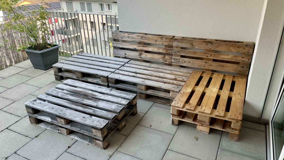 Divani: Paletten-Sofa Lounge mit Tisch – Usato da Luzern venduto da Salomonma 3